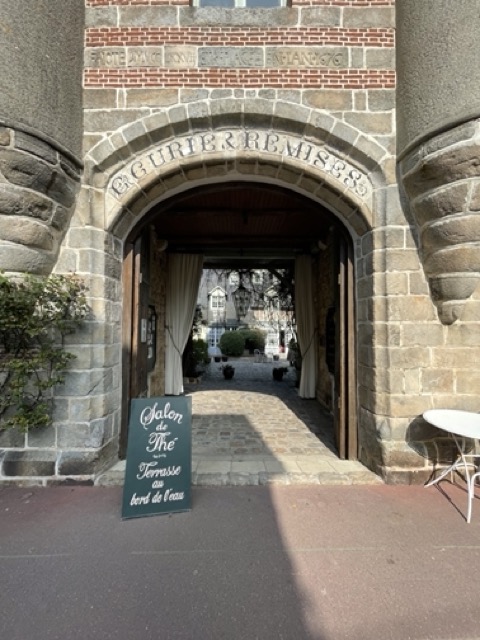 L'entrée de l'hôtel Douce France à Veules-les-Roses est un lieu accueillant, avec un style traditionnel et des touches modernes, invitant les clients à découvrir les charmes de cet établissement situé dans un charmant village côtier.