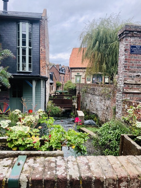 La Veule, le charmant fleuve côtier qui traverse le village de Veules-les-Roses en Normandie, offre une vue panoramique sur les paysages verdoyants et les falaises de craie. Suivez son cours pour découvrir les jardins fleuris, les maisons en colombages et les petits ponts en bois qui font la renommée de ce village pittoresque. Embarquez pour une croisière sur la Veule pour admirer les vues imprenables sur les plages et les falaises environnantes.