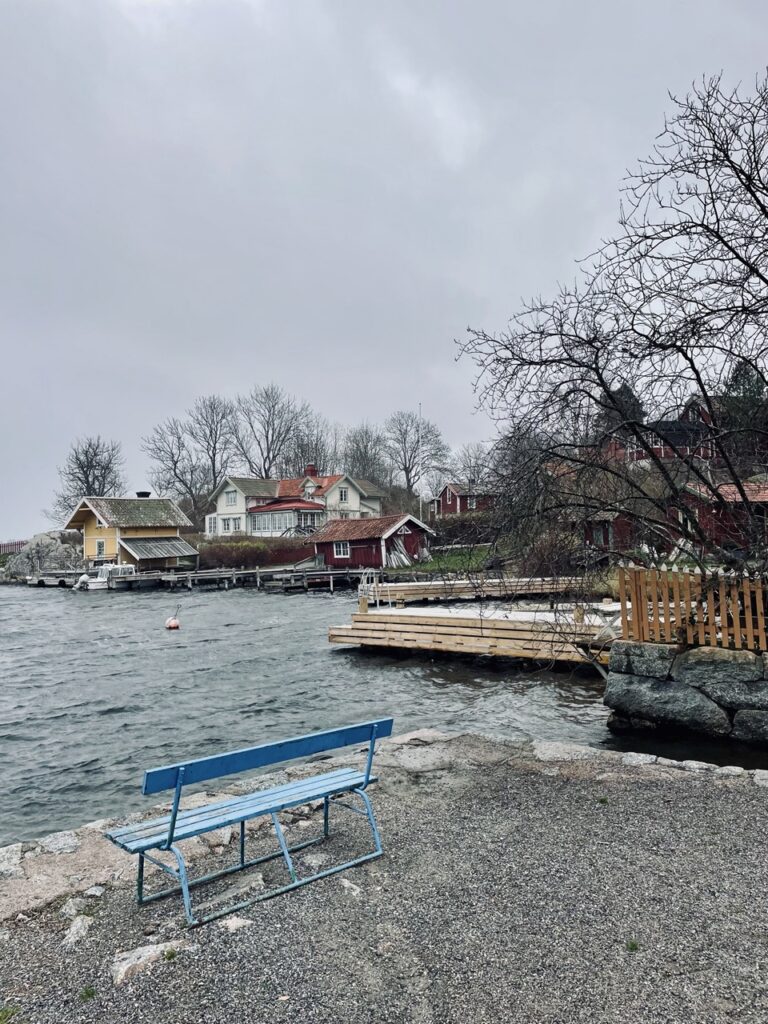 Cette photo capture la beauté sereine de l'île de Vaxholm en Suède. Prise sur un quai proche des maisons, elle offre une vue imprenable sur la mer scintillante. Les maisons colorées ajoutent une touche de charme à la scène pittoresque, créant une ambiance paisible et relaxante. On peut presque sentir la brise marine sur notre visage en admirant cette vue, nous transportant vers un monde loin des tracas de la vie quotidienne.