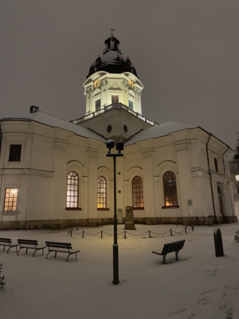 Cette photo capturée de nuit présente une église de Stockholm recouverte d'une épaisse couche de neige fraîche. La neige apporte une touche de féérie à cette scène paisible et calme, tandis que l'église illumine la nuit de sa lumière chaude et accueillante. Les flocons de neige scintillent sous l'éclairage de la ville, créant un contraste saisissant avec la nuit noire. Cette vue hivernale de l'église de Stockholm invite à la contemplation et à la réflexion, créant une ambiance de paix et de sérénité.