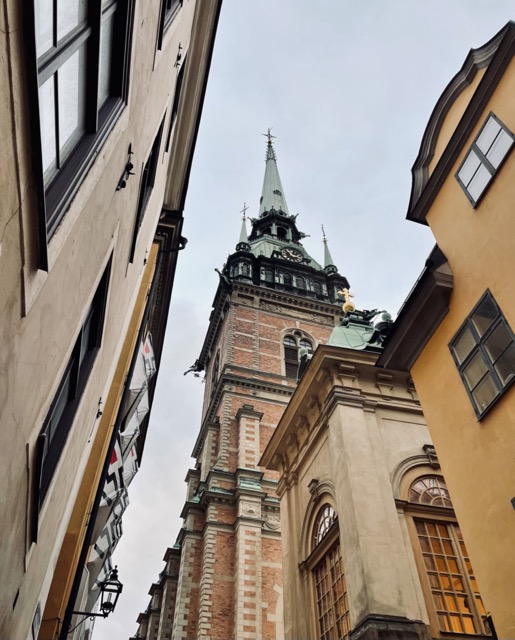 L'église de Gamla Stan est un joyau architectural situé dans le cœur historique de Stockholm. Construit au Moyen Âge, cet édifice imposant abrite des œuvres d'art remarquables et offre une vue panoramique sur la vieille ville. Sa façade en pierre et ses tours majestueuses en font une destination incontournable pour les visiteurs de la capitale suédoise.