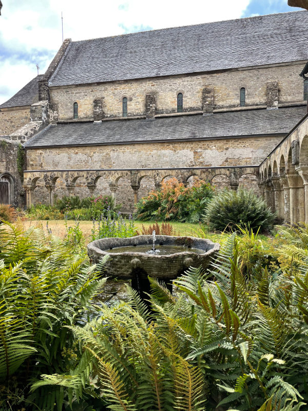 Les jardins de l'Abbaye de Daoulas sont un véritable enchantement pour les sens, comme le montre cette photo. Nous avons été émerveillés par la beauté des lieux et la sérénité qu'ils dégagent. Cette vue sur l'abbaye est à couper le souffle, offrant un mélange parfait de l'architecture gothique et de la nature environnante. Les jardins sont parfaitement entretenus et invitent à la promenade, offrant de nombreux espaces pour se reposer et se ressourcer. Venez découvrir cet havre de paix et profitez d'un moment de détente inoubliable dans les jardins de l'Abbaye de Daoulas.