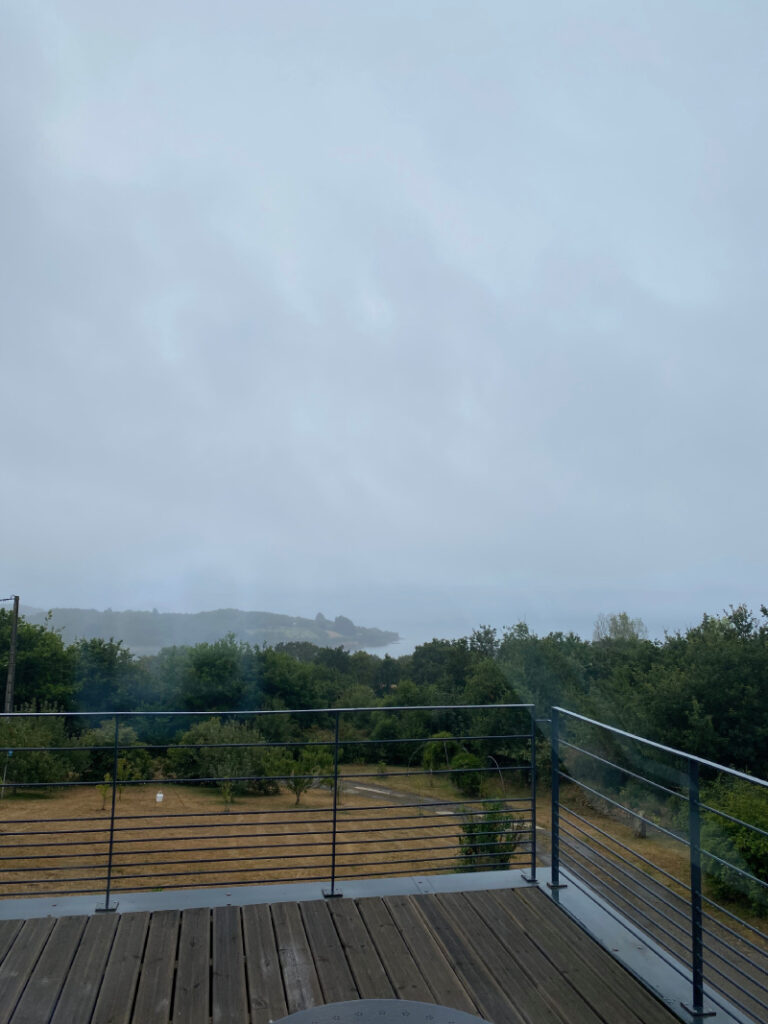 Un petit coin de paradis à Plougastel Daoulas ! Cette photo capture la vue imprenable de notre Airbnb sur la mer, offrant un spectacle apaisant et inspirant à chaque instant. Imaginez-vous prendre votre petit déjeuner ou siroter un verre de vin en admirant cette vue à couper le souffle. Venez vous ressourcer dans ce havre de paix et profitez d'un séjour inoubliable à Plougastel Daoulas.