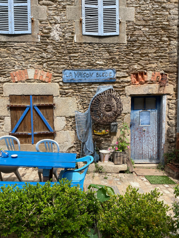 La rue Saint Malo est une rue historique et pittoresque située au cœur de Brest. Cette photo capture la beauté de l'architecture locale, avec ses maisons en pierre et ses fenêtres à volets colorés. Les visiteurs peuvent flâner le long de cette rue animée et admirer les boutiques, les cafés et les restaurants qui bordent les trottoirs pavés. La rue Saint Malo est également un lieu de rencontre pour les habitants, qui se retrouvent ici pour échanger et socialiser dans un cadre convivial et chaleureux. Avec son charme intemporel et son ambiance décontractée, la rue Saint Malo est un véritable joyau de la ville de Brest, à découvrir absolument lors de votre prochaine visite dans la région !