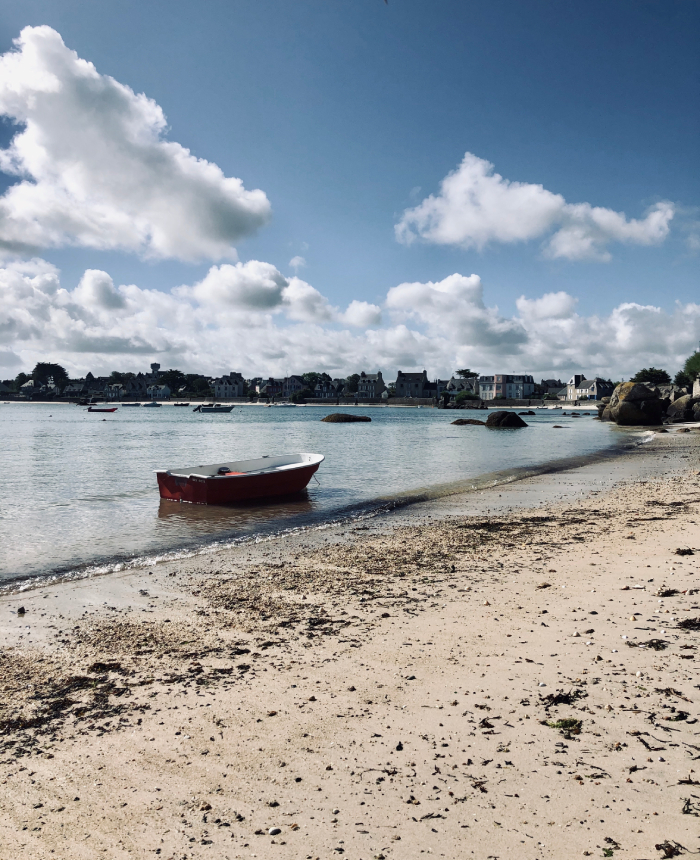 La plage de Brignogan est l'un des joyaux cachés de la côte bretonne, et cette photo en est une preuve éclatante. Avec son sable blanc, ses eaux cristallines et son ambiance tranquille, cette plage est l'endroit idéal pour se détendre et profiter de la beauté naturelle de la région. Les familles apprécieront l'atmosphère conviviale de cette plage, tandis que les amateurs de sports nautiques pourront s'adonner à leur passion dans les eaux calmes et rafraîchissantes. Les couchers de soleil sur la plage de Brignogan sont particulièrement spectaculaires, offrant une toile de fond idéale pour une soirée romantique ou une promenade en fin de journée. Alors, venez découvrir la magie de la plage de Brignogan et laissez-vous emporter par sa beauté naturelle !