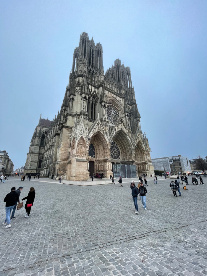 La majestueuse cathédrale de Reims, symbole de l'architecture gothique, se dresse fièrement au cœur de la ville. Cette merveille historique, classée au patrimoine mondial de l'UNESCO, attire des visiteurs du monde entier pour admirer ses façades élégantes et ses vitraux colorés. Si vous envisagez de passer un week-end à Reims, la cathédrale est un incontournable. Vous pourrez découvrir l'histoire de la ville à travers cette magnifique cathédrale qui a vu couronner de nombreux rois de France. À l'intérieur, vous serez ébloui par la beauté de l'architecture et de l'art sacré. Vous pourrez également monter au sommet de la tour pour profiter d'une vue panoramique époustouflante sur la ville. La cathédrale de Reims est un véritable joyau de l'histoire de France et une destination touristique incontournable pour tous les amateurs d'architecture et d'histoire. Venez explorer cette merveilleuse cathédrale lors de votre prochain week-end à Reims et découvrez tout ce que cette ville historique a à offrir.