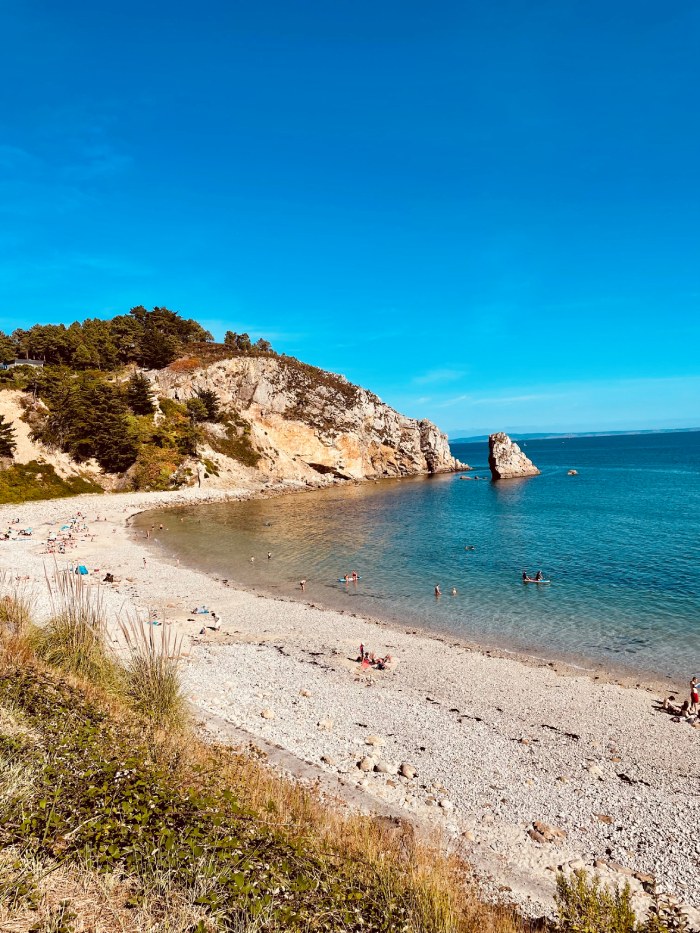 Bienvenue sur l'une des plages les plus charmantes de la presqu'île de Crozon ! Cette photo capture la beauté naturelle de la plage, avec ses dunes de sable immaculées, ses eaux turquoises et sa vue imprenable sur l'horizon. Vous pouvez sentir la brise marine caresser votre visage alors que vous contemplez la beauté sauvage de la côte atlantique. Les plages de la presqu'île de Crozon sont parmi les plus belles de Bretagne, offrant une expérience inoubliable pour les amoureux de la nature et les amateurs de sports nautiques. Alors, venez découvrir cette plage de rêve et plongez dans l'aventure de la côte sauvage de Crozon !