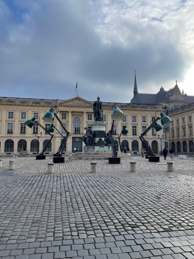 La place Royale de Reims est un joyau architectural du XVIIIe siècle, témoignant de l'histoire et de la grandeur de la ville. Entourée de bâtiments majestueux aux façades élégantes et ornées, cette place est un symbole de l'architecture classique française.Au centre de la place se trouve la statue de Louis XV, rappelant la place qu'occupait Reims dans l'histoire de la monarchie française. Les jardins soigneusement entretenus ajoutent une touche de verdure et de sérénité à cette place majestueuse. La place Royale de Reims est également un lieu de rendez-vous incontournable pour les habitants et les visiteurs de la ville. Les cafés et restaurants alentour offrent un cadre charmant pour se détendre, déguster un café ou un verre de champagne, et admirer la beauté de la place. Cette photo de la place Royale de Reims est un témoignage de la richesse architecturale et culturelle de la ville, ainsi que de la beauté et de l'élégance de cette place emblématique.