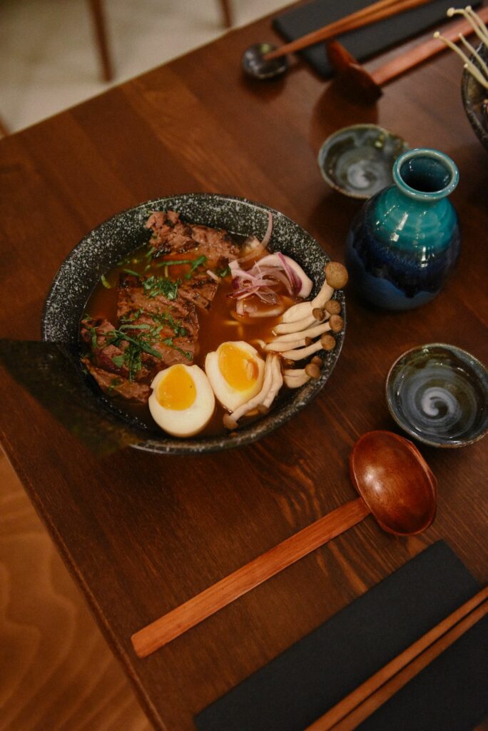 Vous cherchez un bol de ramen authentique et savoureux à Rouen ? Mizu est l'endroit qu'il vous faut ! Cette photo vous montre un ramen délicieux et parfaitement équilibré, composé de nouilles fraîches, de légumes croquants et de viande fondante.