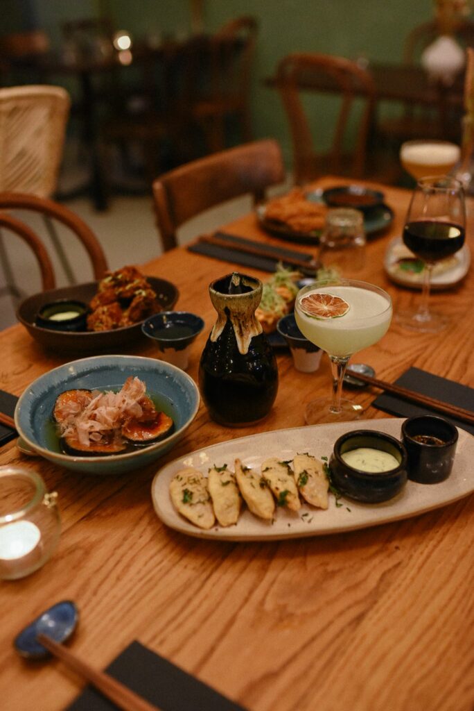 Vous cherchez une expérience culinaire exceptionnelle à Rouen ? Mizu est l'endroit parfait pour découvrir des plats japonais authentiques et savoureux ! Cette photo vous montre quelques-uns des délicieux plats que vous pourrez déguster chez Mizu, comme les gyozas frits, les karaages et les nasu dengaku.