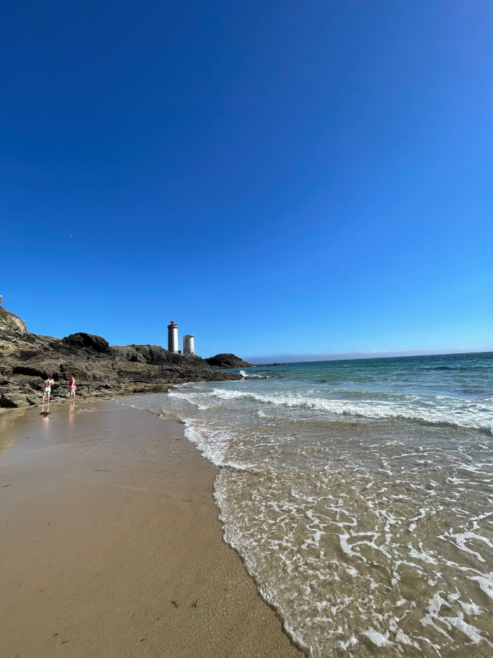 Bienvenue sur la plage du Petit Minou, un endroit idyllique situé sur la côte nord de la Bretagne. Cette photo capture la beauté naturelle de la plage, avec son sable fin et ses eaux cristallines qui scintillent au soleil. Les visiteurs peuvent profiter du calme et de la tranquillité de cet endroit préservé, se prélasser sur le sable chaud ou se baigner dans les vagues rafraîchissantes de l'océan Atlantique. Les falaises escarpées qui encadrent la plage ajoutent encore plus de charme à ce paysage époustouflant, offrant des vues à couper le souffle sur l'océan et sur les bateaux qui naviguent au loin. Que vous soyez à la recherche de détente, d'aventure ou de contemplation, la plage du Petit Minou est un endroit magique qui ne manquera pas de vous séduire avec son ambiance unique et son charme indéniable.