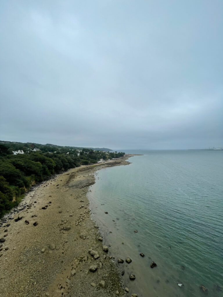 La vue panoramique depuis le pont de l'Iroise est à couper le souffle, comme le montre cette photo de la rade de Brest. On peut y admirer les bateaux qui naviguent dans les eaux cristallines, ainsi que les côtes rocheuses et boisées qui encadrent la baie. Cette vue est un véritable spectacle naturel qui laisse une impression durable sur tous ceux qui la contemplent. Alors, prenez une pause sur le pont de l'Iroise et admirez la beauté de la rade de Brest qui s'étend devant vous !