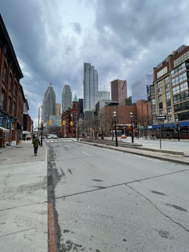 Vue époustouflante des immeubles et de la célèbre tour CN à Toronto, capturant l'essence de l'effervescence urbaine de la ville.