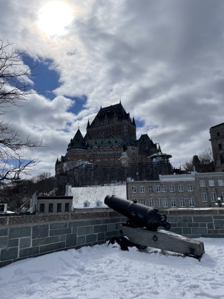 Vue imprenable sur le Château Frontenac à Québec City depuis le parc Montmorency pendant une agréable promenade en ville.