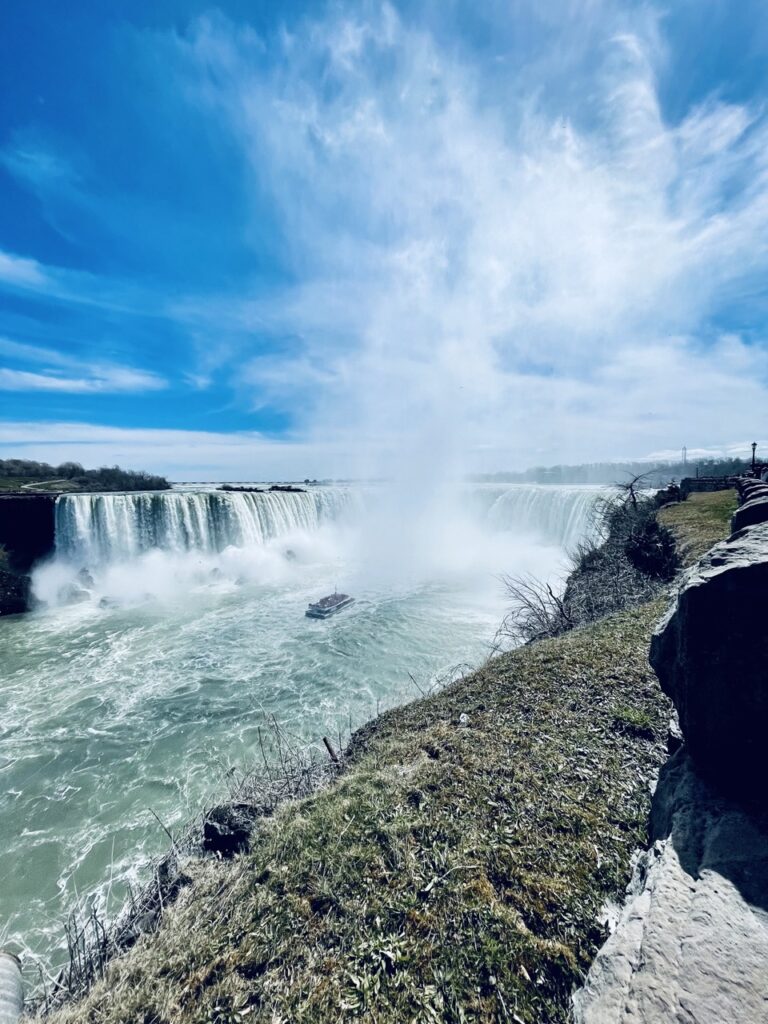 Cascade spectaculaire des Chutes du Niagara, un site emblématique connu pour sa beauté naturelle et sa puissance impressionnante.