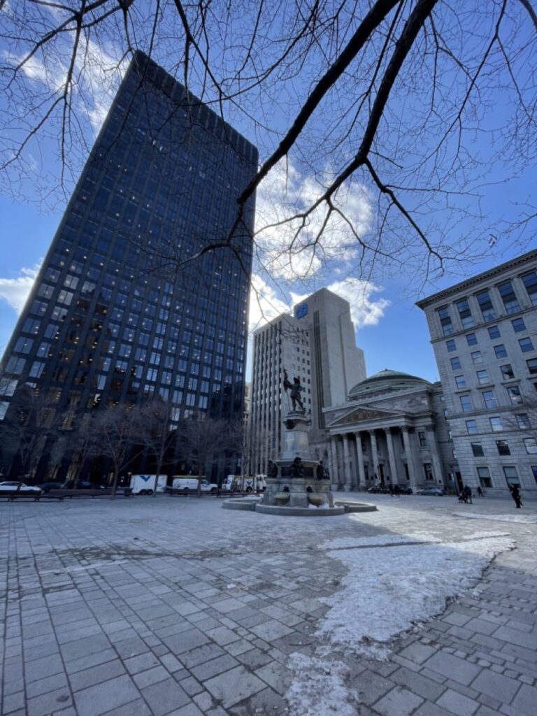 Charme historique des vieux quartiers de Montréal capturé dans cette photo où se mêlent pittoresque et nouveauté.