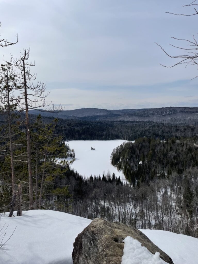 Vue magnifique du lac Solitaire gelé dans le Parc national de la Mauricie lors d'une randonnée hivernale.