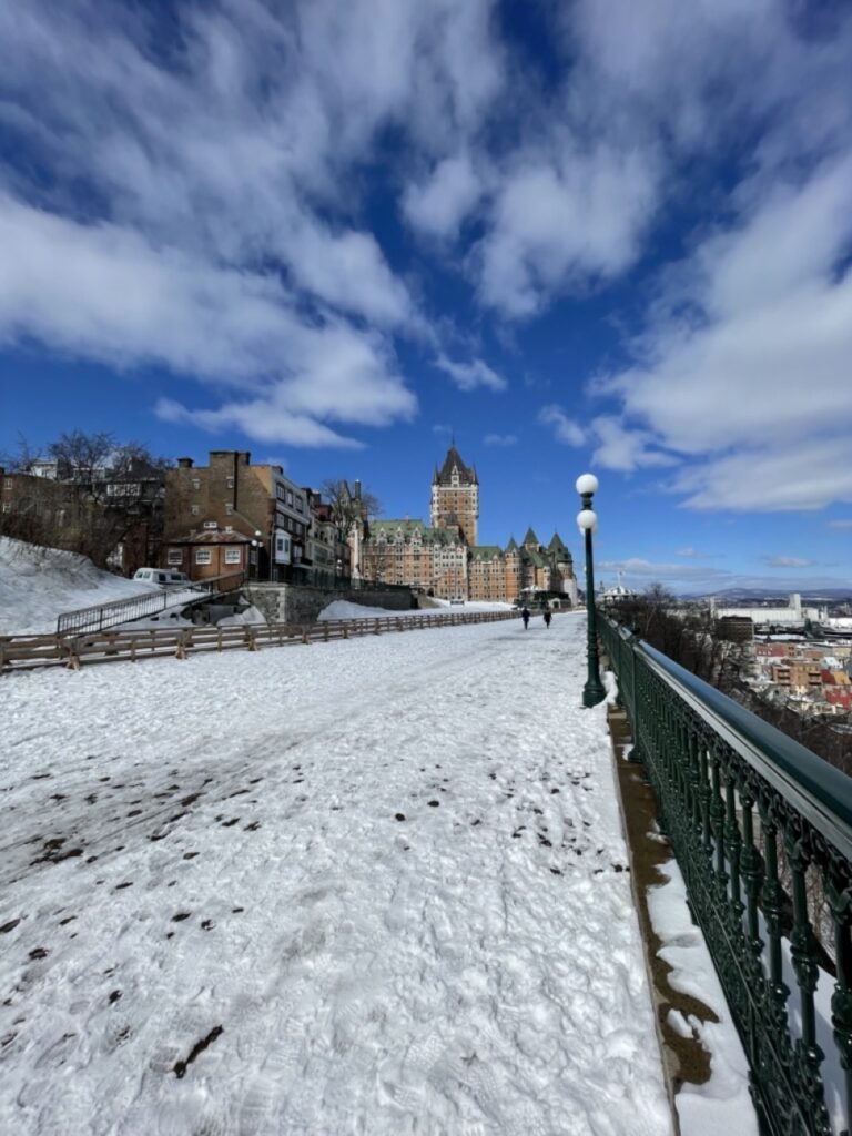 Vue panoramique du majestueux Château Frontenac à Québec City depuis la Terrasse Dufferin.