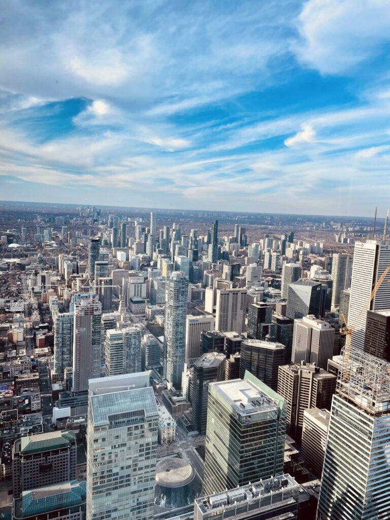 Vue panoramique à couper le souffle depuis le sommet de la tour CN à Toronto, offrant une vue imprenable sur l'ensemble de la ville.
