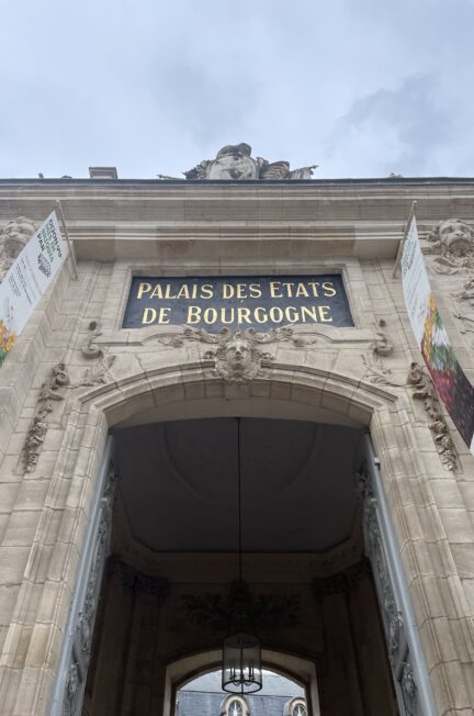 L'entrée majestueuse du Palais des États de Bourgogne à Dijon est une porte vers l'histoire, une invitation à un voyage dans le temps. Cette image saisit la grandeur architecturale de cet édifice, avec sa façade ornée de détails impressionnants et ses imposantes portes qui semblent garder les secrets d'une époque révolue. En franchissant ces portes, les visiteurs pénètrent dans un monde chargé d'histoire, où les salles richement décorées racontent l'épopée des États de Bourgogne. Le Palais lui-même est un témoignage vivant de la splendeur passée de la région. Les cours intérieures, les galeries et les jardins offrent des espaces où l'on peut déambuler et se perdre dans la beauté architecturale. Le Palais des États de Bourgogne est un joyau du patrimoine dijonnais, un lieu qui incarne l'élégance et l'histoire de la Bourgogne. Une visite ici est un véritable voyage dans le passé, une expérience incontournable pour les amateurs d'histoire et d'architecture.