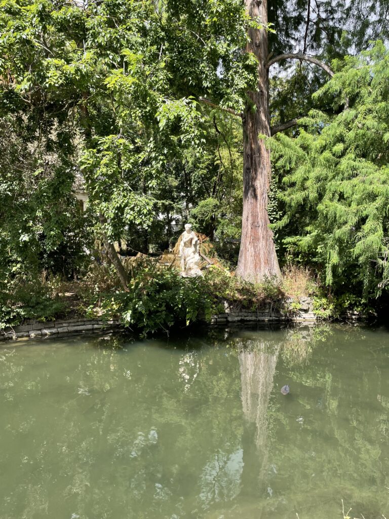 Le Parc Botanique de l'Arquebuse à Dijon est une véritable oasis de verdure au cœur de cette ville historique. Cette image capturée dans le parc révèle un paysage serein où la nature et la tranquillité se rencontrent harmonieusement. Les allées ombragées invitent à des promenades paisibles, offrant aux visiteurs une évasion bienvenue du tumulte urbain.

Lorsque l'on se promène dans le Parc Botanique de l'Arquebuse, on est entouré de la diversité des plantes, des fleurs et des arbres qui éveillent les sens à chaque pas. C'est un lieu où l'on peut se ressourcer en découvrant la beauté de la botanique. Les oiseaux chantent mélodieusement, créant une ambiance apaisante pour ceux qui cherchent à se reconnecter avec la nature.

Ce parc est un trésor verdoyant à Dijon, un lieu où l'on peut se détendre, se promener et se perdre dans la magie de la flore. Une visite incontournable pour les amoureux de la nature et ceux en quête de moments de calme au cœur de la ville.