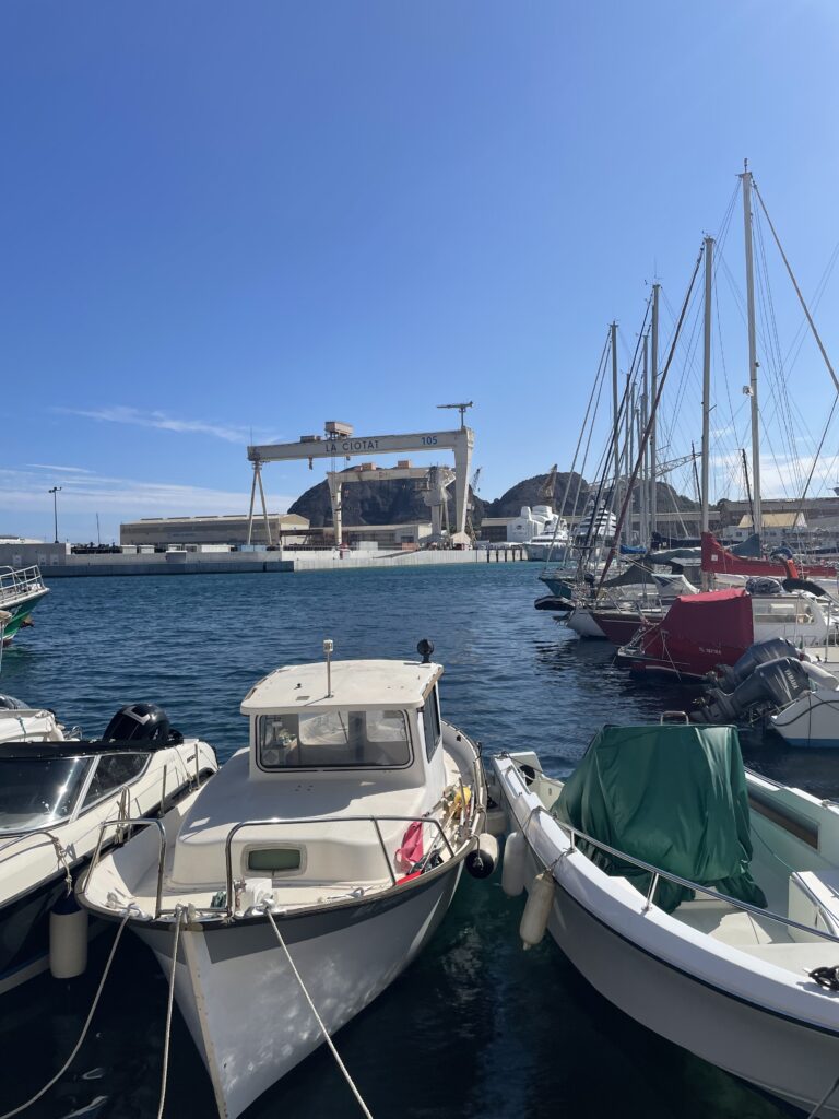 Cette image capture l'animation et la splendeur du port de La Ciotat, une pépite méditerranéenne où le charme côtier fusionne avec l'effervescence maritime. Les bateaux colorés, balancés par les douces vagues du port, créent une toile vivante qui s'étend jusqu'à l'horizon. L'atmosphère est imprégnée de l'excitation de l'aventure en mer et du calme contemplatif du littoral.

Se promener le long des quais de La Ciotat, c'est s'immerger dans une ambiance marine envoûtante. Les cafés en bord de mer offrent des vues imprenables sur l'activité portuaire, tandis que les senteurs salines de l'air marin ajoutent une dimension sensorielle à chaque pas. Les bateaux de pêche et de plaisance semblent raconter des histoires de voyages lointains et d'aventures maritimes.

La Ciotat est bien plus qu'une escale balnéaire ; c'est un port d'où l'on peut partir à la découverte des trésors de la Méditerranée. Chaque instant passé ici évoque la magie de la mer et l'authenticité d'un port méditerranéen plein de vie.